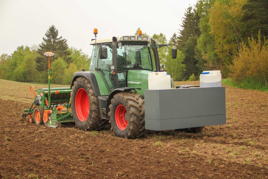 Effektive Mikroorganismen werden mit der Sämaschine in den Boden eingebracht